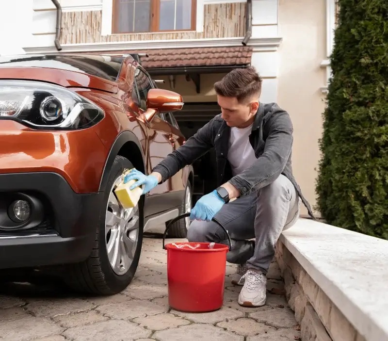 Lavage auto à domicile La Grigonnais : professionnel intervenant sur un véhicule